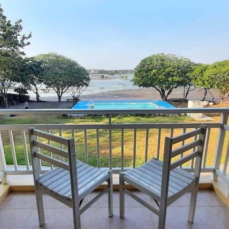 Baan Talay See Cream Resort Samut Songkhram Buitenkant foto