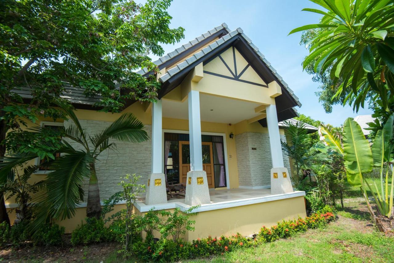 Baan Talay See Cream Resort Samut Songkhram Buitenkant foto